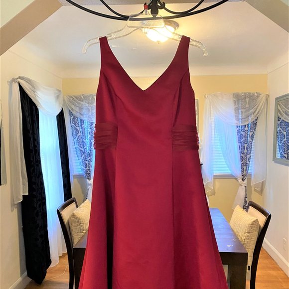 David's Bridal:RED AND WHITE WEDDING DRESS w/ONE BRIDESMAID AND TWO FLOWER GIRL - Picture 12 of 16